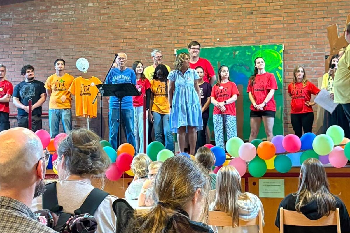 2026-08-25-KJA-Koeln-FzH-Heimersdorf-Festakt-im-Taborsaal-der-Katholischen-Kirchengemeinde-St.-Johnannes-XXIII-mit-Kindern-Ehrenamtlichen-und-Eltern.jpg_529522606