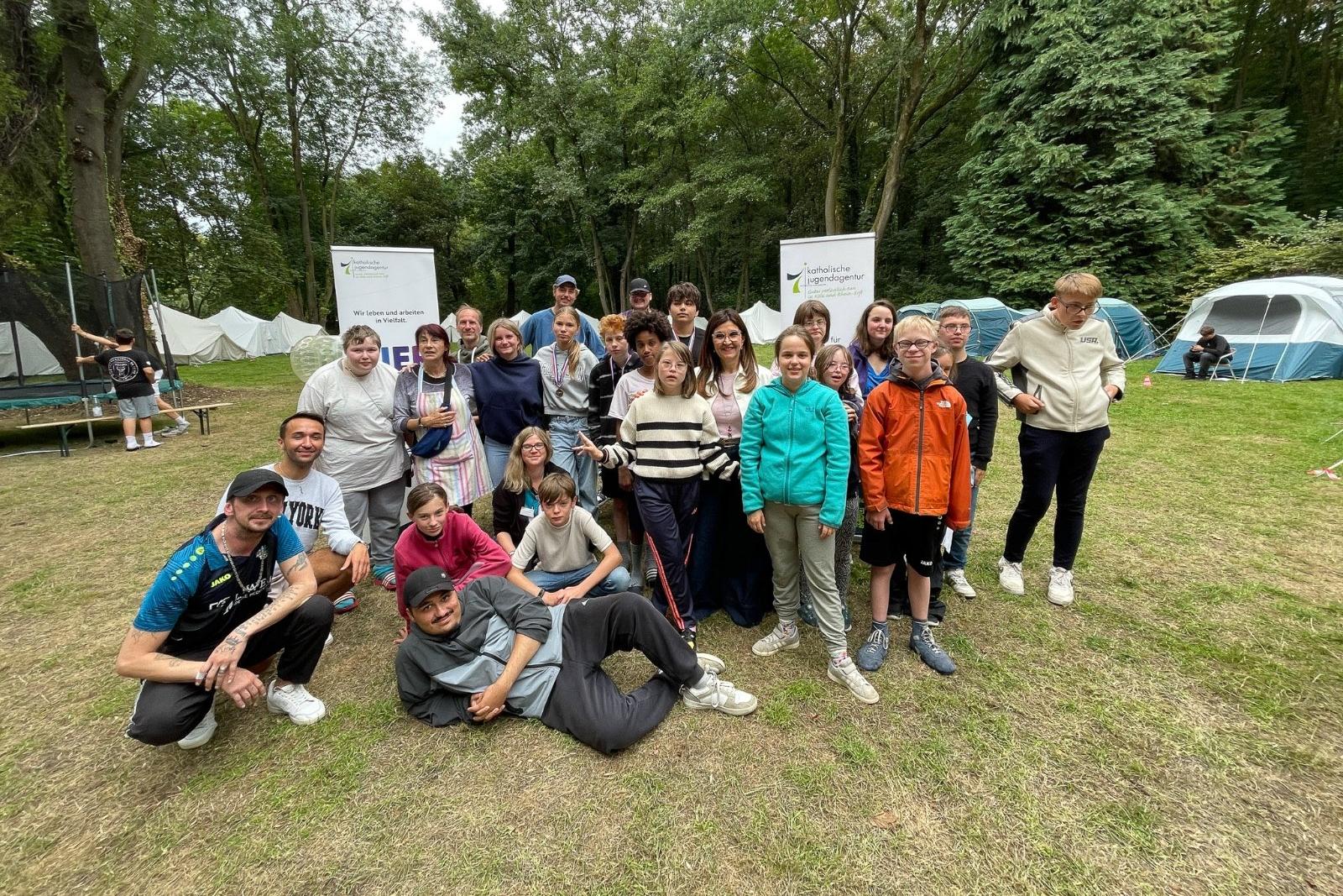 2026-08-26-KJA-Koeln-Buergermeisterin-Teresa-De-Bellis-Olinger-mit-den-Teilnehmer_innen-und-Betreuer_innen-der-Sommerolympiade.jpg.jpg_729537598