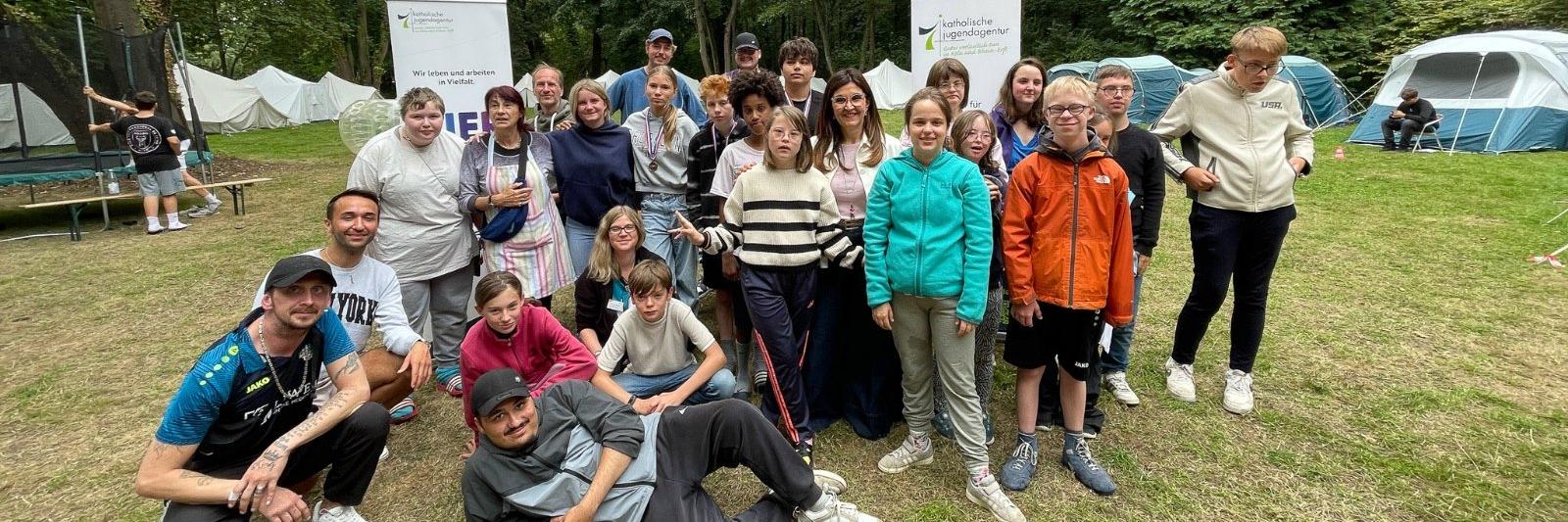 2026-08-26-KJA-Koeln-Buergermeisterin-Teresa-De-Bellis-Olinger-mit-den-Teilnehmer_innen-und-Betreuer_innen-der-Sommerolympiade.jpg.jpg_729537598