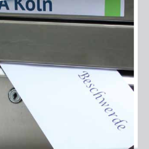 Es ist ein Briefkasten mit einem Briefumschlag auf dem staht 'Beschwede' zu sehen.