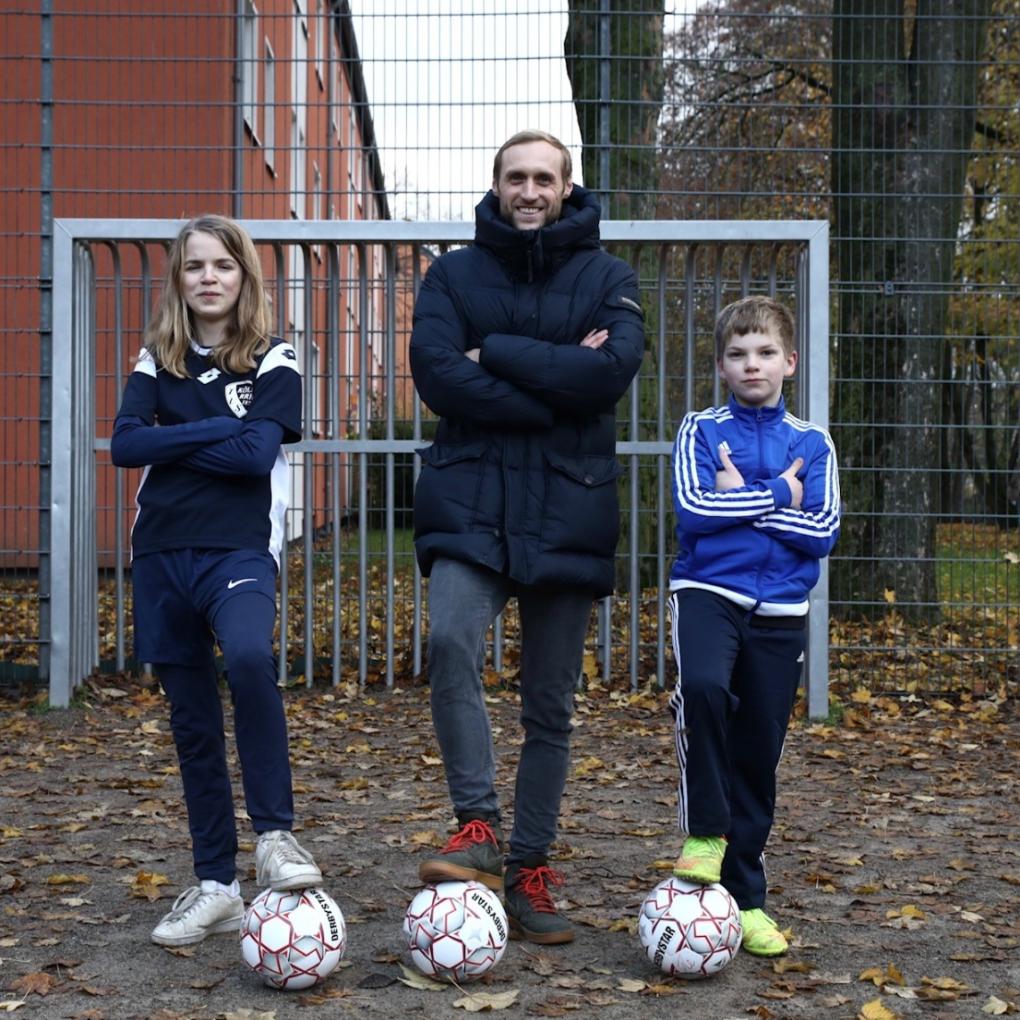 2023 - kompakt - OKJA - 2022-12-06-KJA-Koeln-Marcel-Risse-mit-Kindern-der-Stegerwaldsiedlung (c) KJA Köln 2023 - kompakt - OKJA - 2022-12-06-KJA-Koeln-Marcel-Risse-mit-Kindern-der-Stegerwaldsiedlung