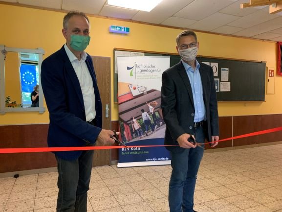 Georg Spitzley (l.) und Matthias Esser (r.) öffnen das Jugendzentrum JuZe4Teens in Bergheim nach der Corona-Schließung. (c) KJA Köln