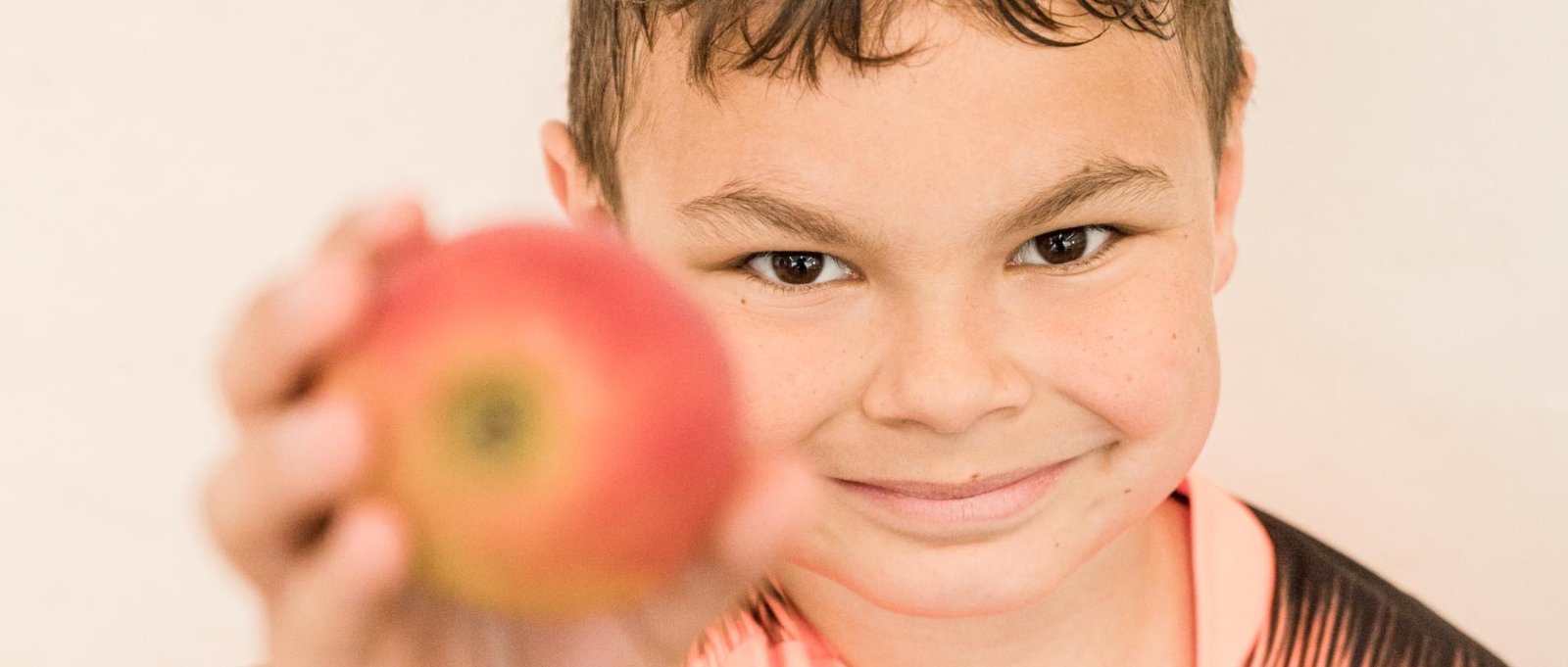 kja-koeln.de | Kind mit Apfel - Frühstücksmobil