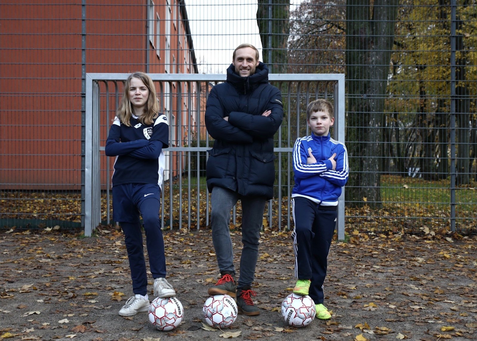 2022-12-06 - KJA Köln - Marcel Risse mit Kindern der Stegerwaldsiedlung (c) KJA Köln