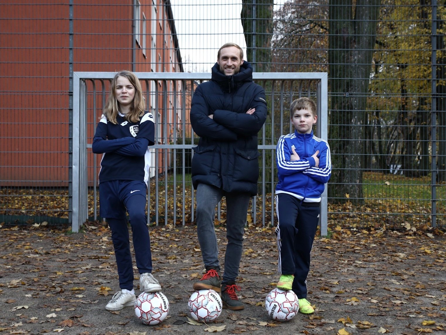 2022-12-06 - KJA Köln - Marcel Risse mit Kindern der Stegerwaldsiedlung (c) KJA Köln