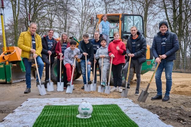 kja-koeln.de | Spatenstich für den neuen Bolzplatz in der Einrichtung Teentown