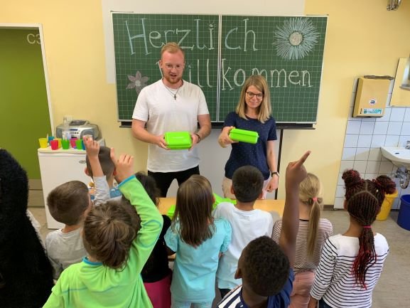 kja-koeln.de | Übergabe Brotdosen Florianschule