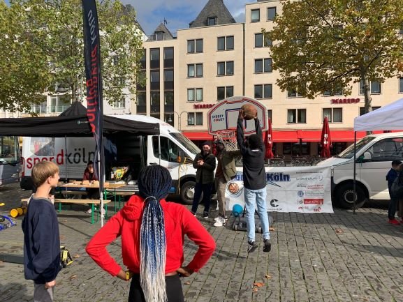 kja-koeln.de | Aktionstag Streetwork und Mobile Jugendarbeit AG78 (c) KJA Köln Aktionstag Streetwork und Mobile Jugendarbeit auf dem Kölner Heumarkt