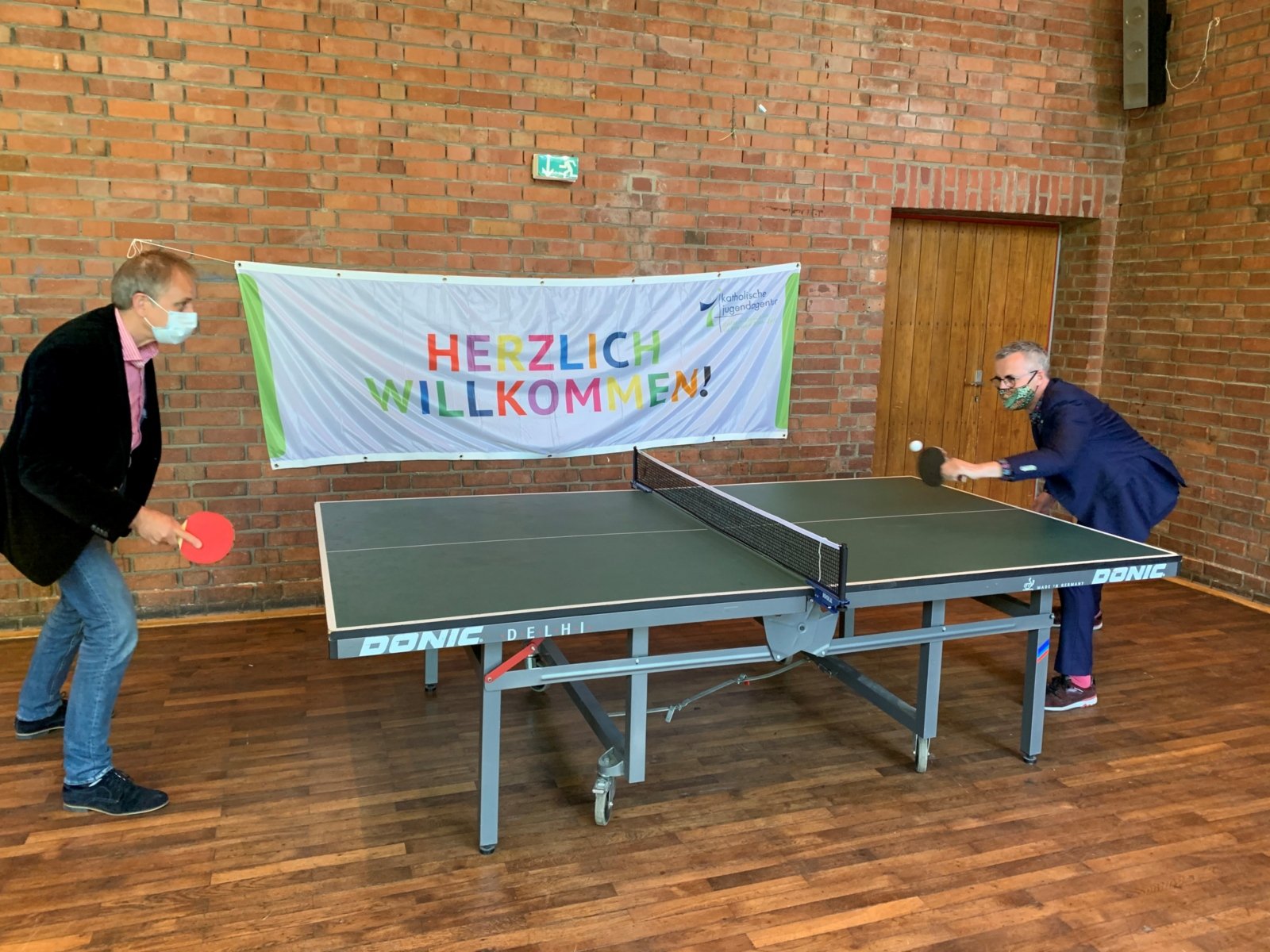 2020-05-11 - KJA Köln - OKJA - Bürgermeister Andreas Wolter r und Georg Spitzley l_Tischtennis (c) KJA Köln