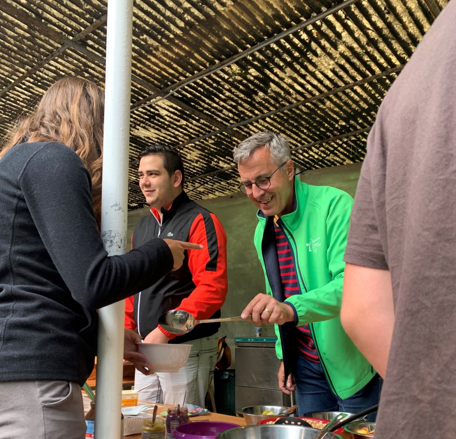 kja-koeln.de | BM Andreas Wolter macht Frühstück im KJA Outdoor Action Camp