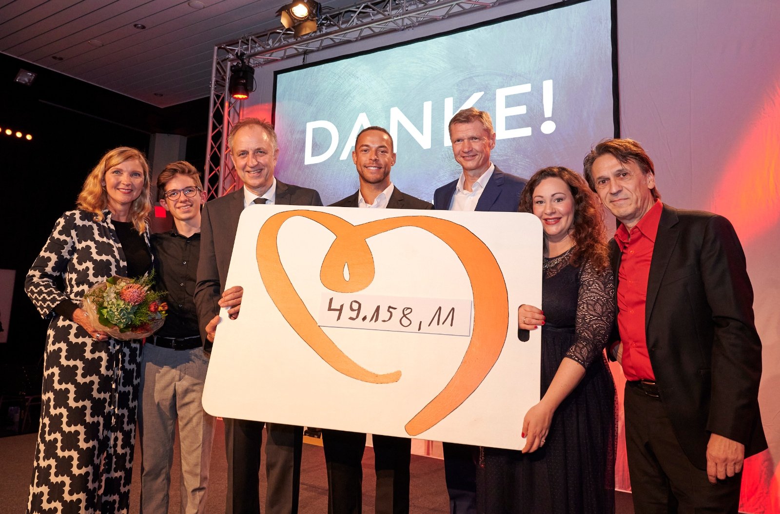 2021-11-07 - KJA Köln_Stolz auf das Ergebnis des Abends_v.l. Suanne Pätzold-Ben Vonderstrass-Georg Spitzley-Andrej Mangold-Torsten May-Janina und Fug (c) Maik Meid