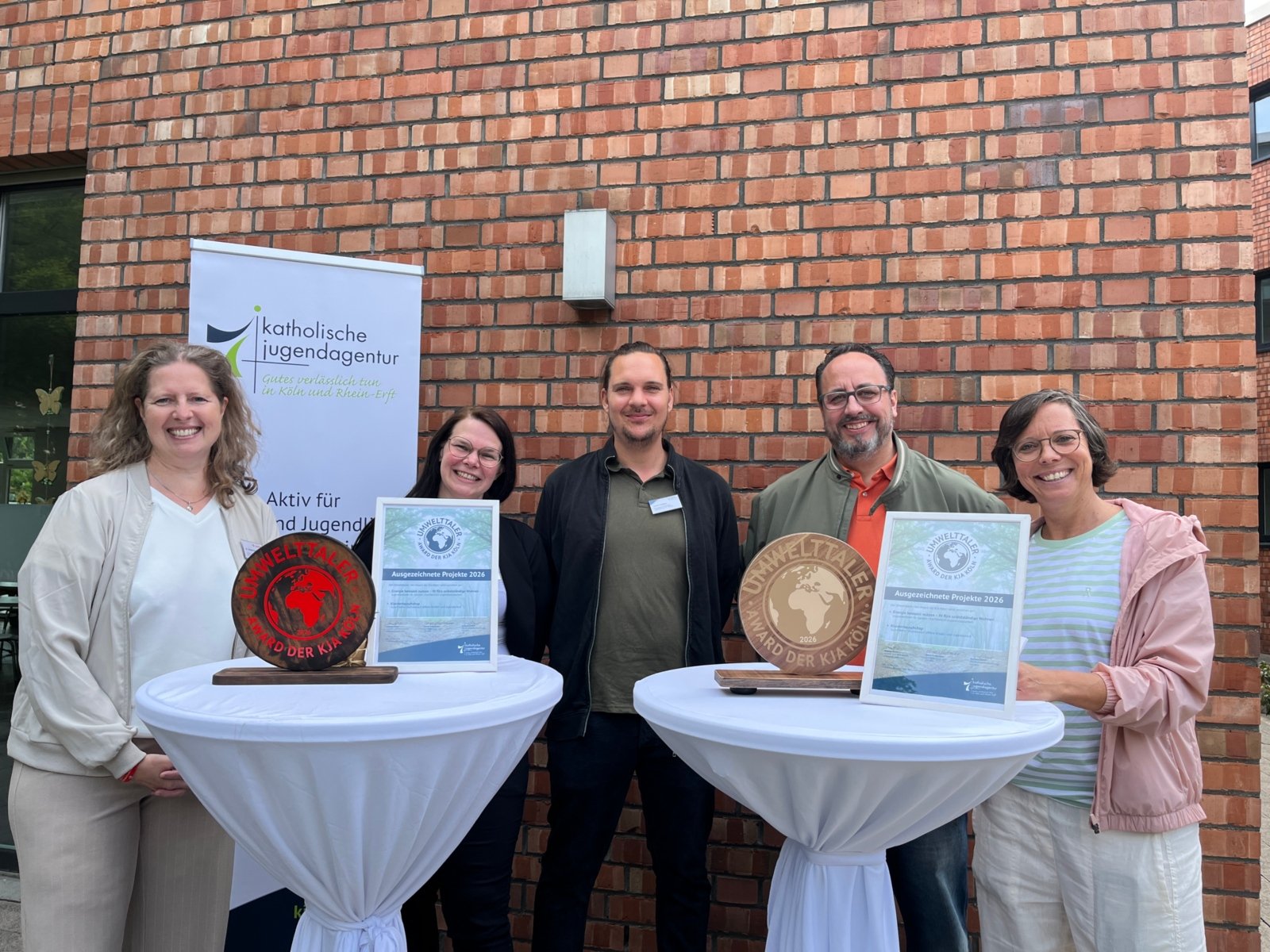 v.l.n.r.: Dr. Annette Boms (Umwelt- und Verbraucherschutzamt Stadt Köln), Milena Kleinz (Einrichtungsleitung JuZe4Teens), Daniel Vollmer (päd. Fachkraft Jugendwohnen St. Gereon), Bernd Rustemeyer (Geschäftsführer KJA Köln), Barbara Cremer (Nachhaltigkeitsbeauftragte und Pressesprecherin KJA Köln) (c) KJA Köln
