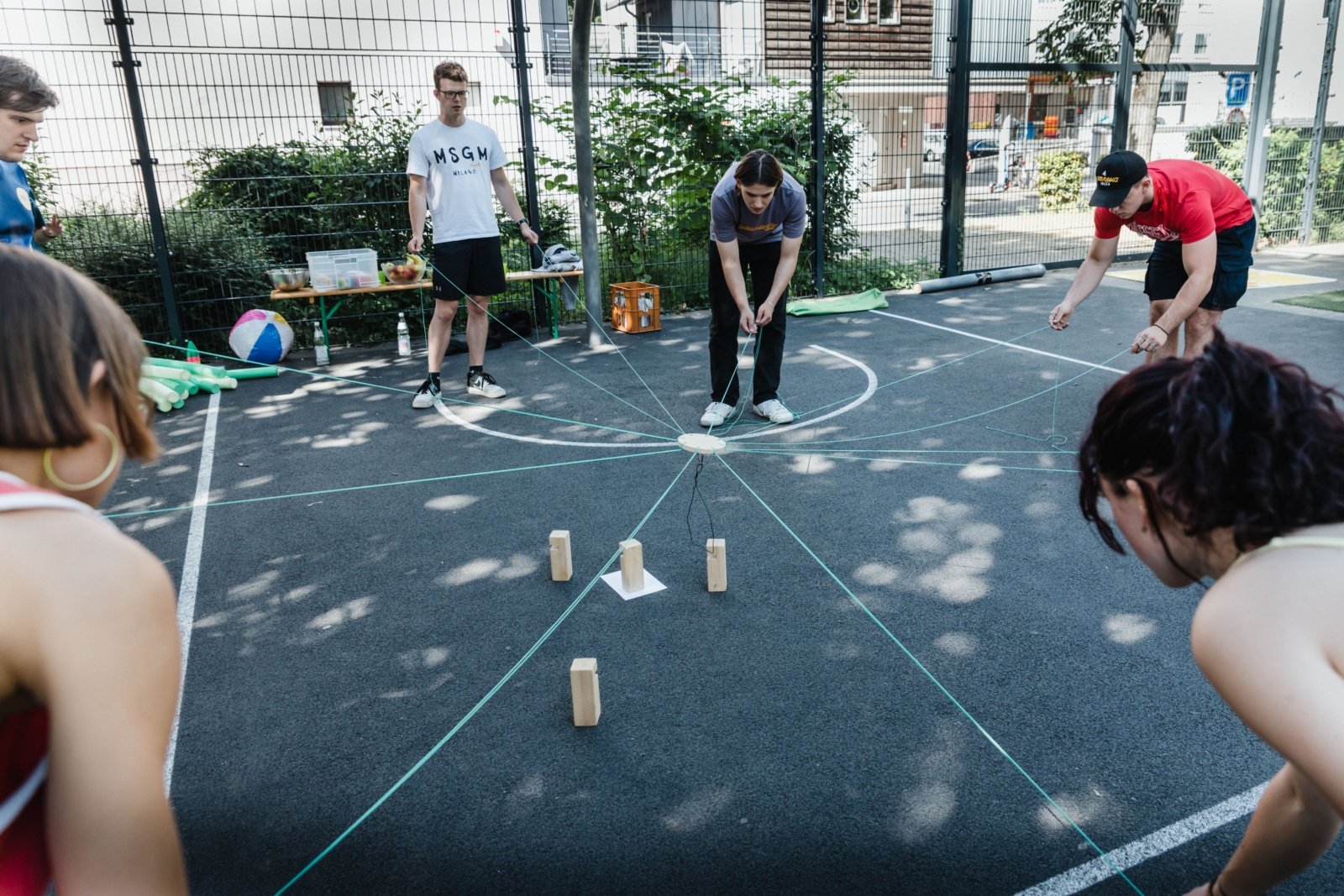 kja-koeln.de | Kooperationsspiele für ein starkes Team auf dem Sportplatz (c) KJA Köln